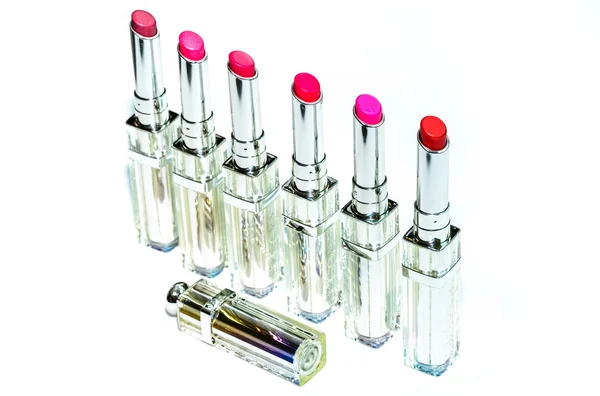 Set roter Lippenstifte isoliert auf weißem Hintergrund — Stockfoto