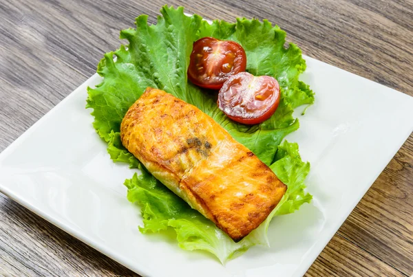 Grilled salmon steak with cherry tomatoes and parsley — Stock Photo, Image