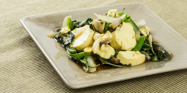 Свежая тайская еда перемешать жарить тофу с базиликом . — стоковое фото