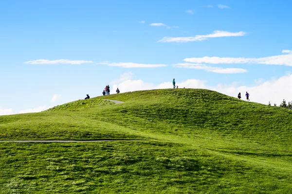 Cerro verde bajo un cielo azul Imágenes De Stock Sin Royalties Gratis