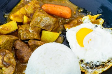 carne y huevos fritos al curry arroz, cocina japonesa