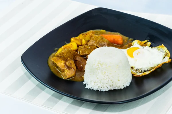 Słonecznej stronie jaj i wołowina curry ryżu, kuchnia japońska — Zdjęcie stockowe