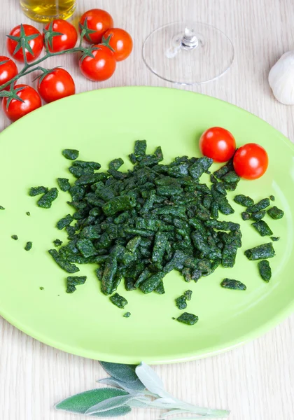 Spatzle, small dumplings with spinach and tomatoes — Stock Photo, Image