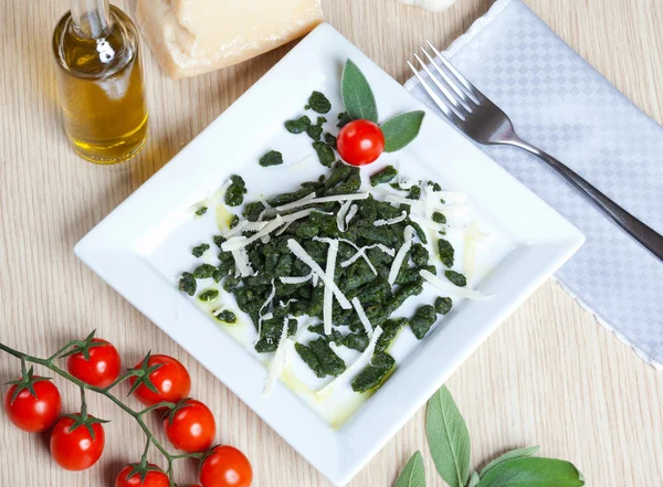 spatzle, ıspanak ve domates ile küçük köfte