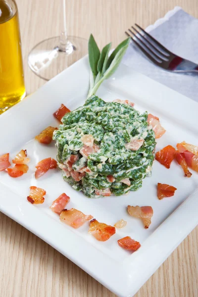 Ispanak ve pastırma ile spatzle