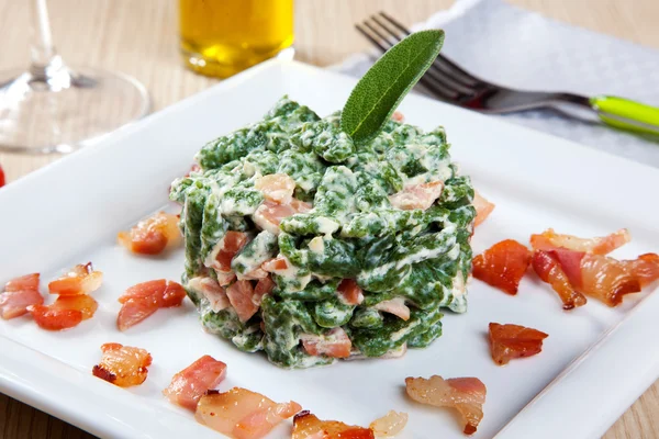 Ispanak ve pastırma ile spatzle