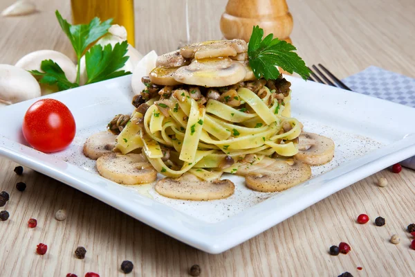 Noodles with mushrooms — Stock Photo, Image