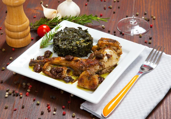 bir tabak makarna fırında tavşan