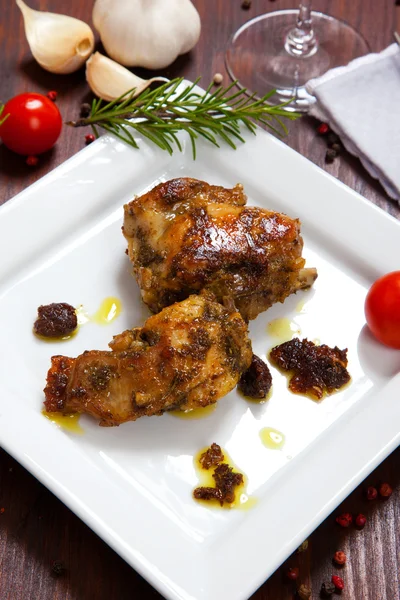 bir tabak domates fırında tavşan