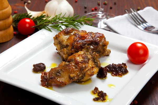 bir tabak domates fırında tavşan