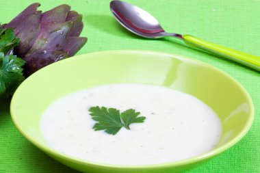 bir tabak içinde biyolojik çorba enginar