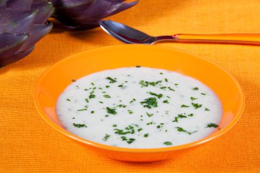 bir tabak içinde biyolojik çorba enginar