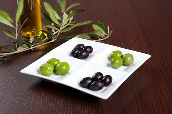 Yeşil ve siyah zeytin