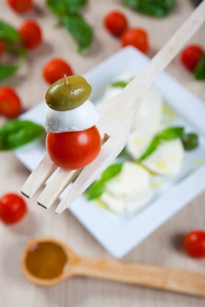 Tomanto, mozzarella y aceituna — Foto de Stock
