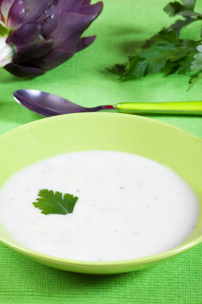 Zuppa biologica di carciofo in un piatto — Foto Stock