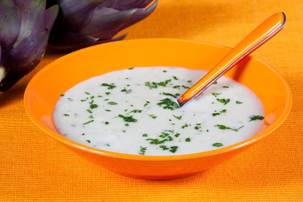 bir tabak içinde biyolojik çorba enginar