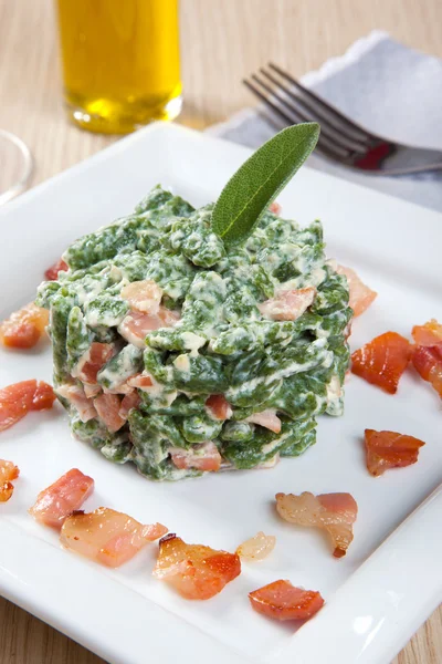 Ispanak ve pastırma ile spatzle