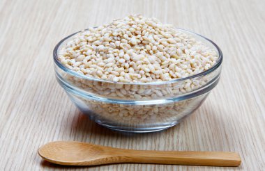 bir kasede kurutulmuş arpa