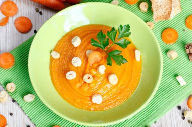 Vejetaryen bir tabak kızarmış ekmek çorbası