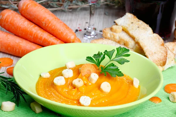 Vegetarisk soppa med toast i en skål — Stockfoto