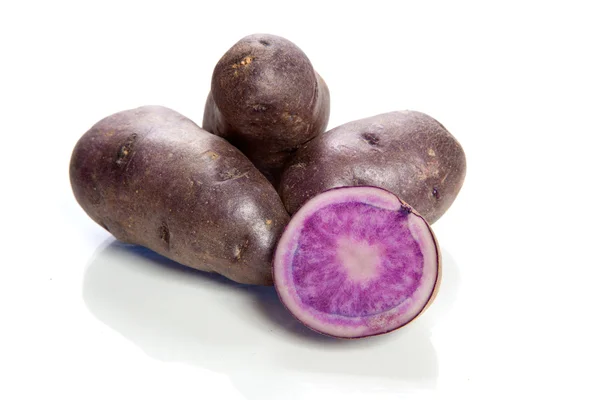 Papas violetas aisladas sobre fondo blanco - vitelotte — Foto de Stock