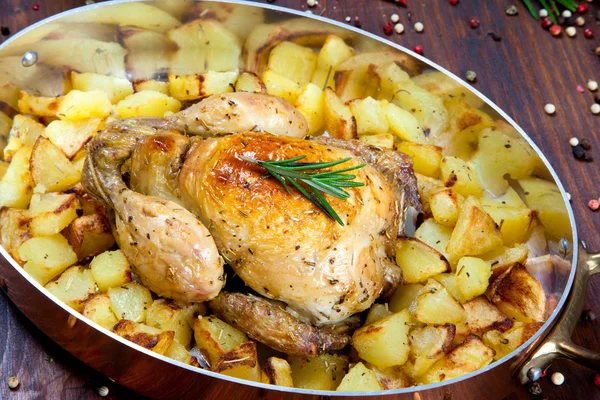 yedeklenmiş tavuk patates ile