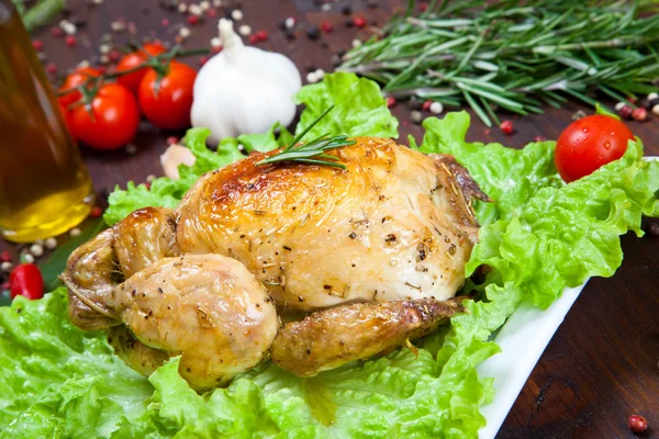 Gebackenes Huhn mit Salat — Stockfoto