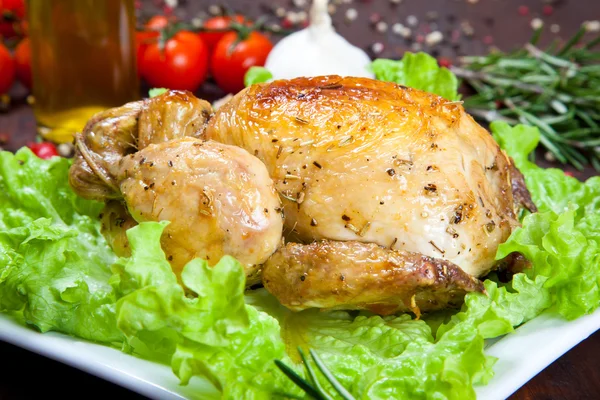 Gebackenes Huhn mit Salat — Stockfoto