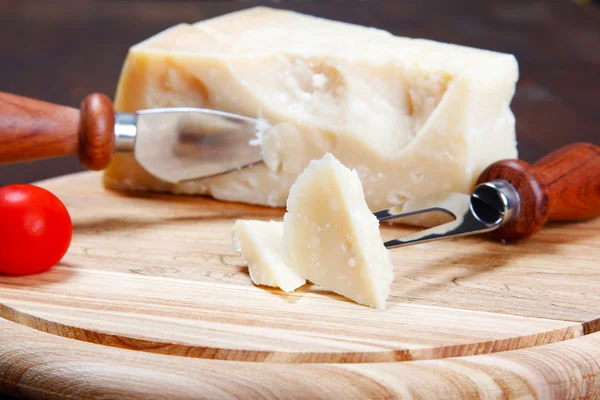 İtalyan parmesan peyniri kesme tahtası