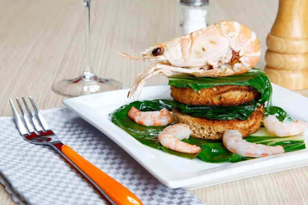 Shrimp on a toast with vegetables — Stock Photo, Image