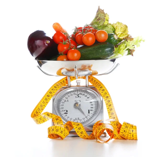 Produtos hortícolas e frutas numa balança de pesagem — Fotografia de Stock