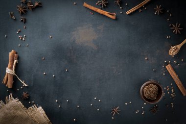 Biberli ve tarçınlı siyah mutfak masası. Yemek menüsü için fotokopi alanı olan çerçeve tarzı.