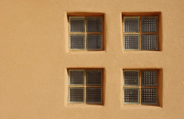 Cegła okna w ścianie — Zdjęcie stockowe