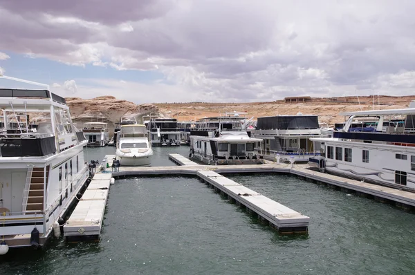 Pier for houseboatsand boats in Lake Powell — Stock Photo, Image