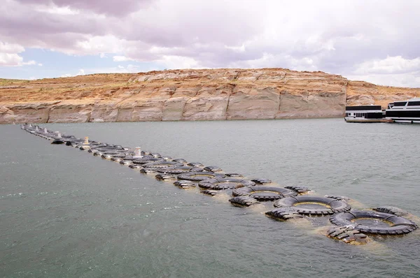 Limite di pneumatici camion nel lago Powell — Foto Stock