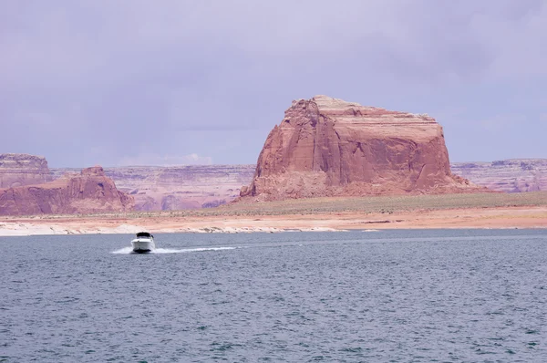 Boot drijvend in lake powell — Stockfoto