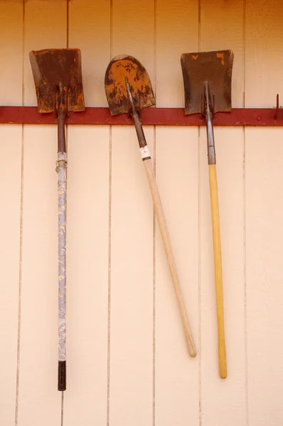 Three old hanging shovels — Stock Photo, Image