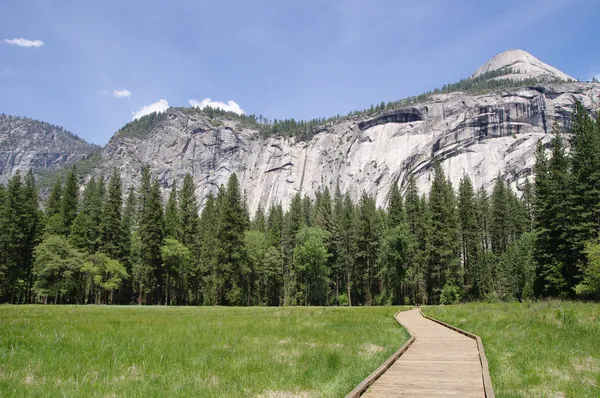 Trilha de madeira para a queda do rabo de cavalo, parque nacional de Yosemite — Fotografia de Stock
