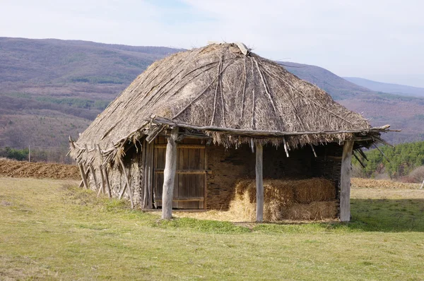 Hayloft from interwoven sticks and thatch — Stock Photo, Image