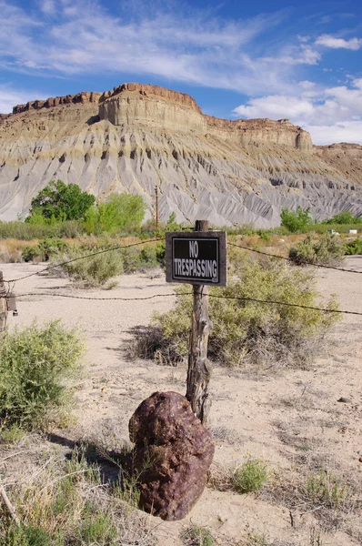 Arizona paisaje con cerca de rancho y signo No tresppasing — Foto de Stock