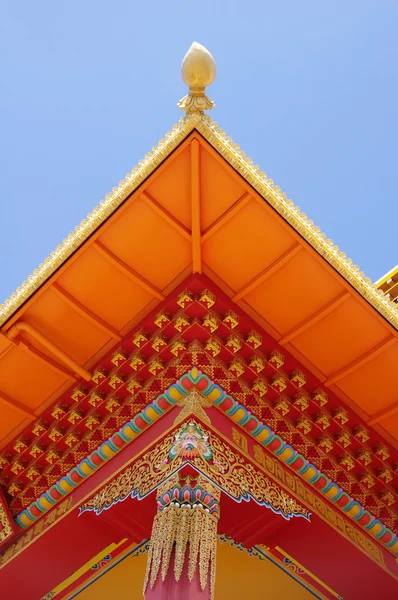 Columna bajo el techo en el monasterio tibetano Thrangu, Canadá —  Fotos de Stock