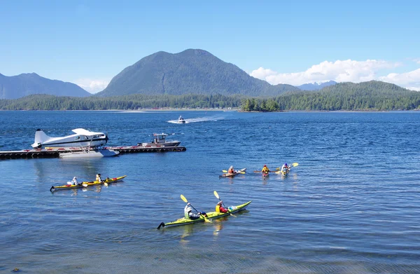 Hidroavión, barcos y cinco kayaks en el puerto de Tofino Isla de Vancouver — Foto de Stock