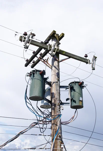 アメリカの都市の電気動力を与えられた柱 — ストック写真