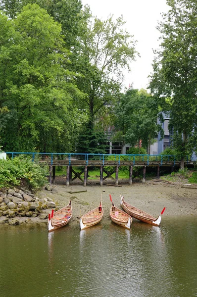 Cuatro botes de remos en False Greek, Vancouver, Canadá — Foto de Stock