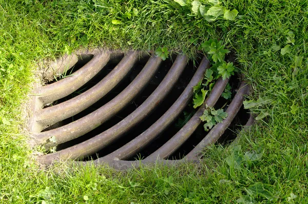 Oude roestige regen straat drain dekking — Stockfoto