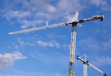 Kule Vinç yük Kaldırıcı inşaat güneşli bir günde