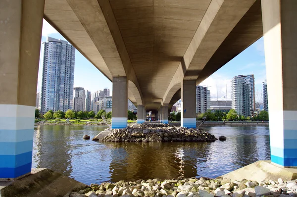 De fundamenten van wisselmakelaar brug over false creek, vancouve — Stockfoto