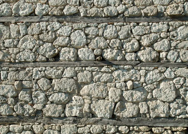 Alte Weiße Steinmauer Mit Holzbalken Nahaufnahme Sonnigen — Stockfoto