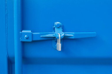 Bulanık kargo konteynırının kapısında asma kilit