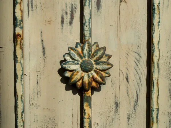 Σκουριασμένο Μεταλλικό Λουλούδι Από Σφυρήλατο Σίδερο Κοντά — Φωτογραφία Αρχείου